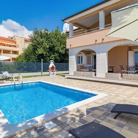 別荘 Four-bedroom Holiday In プーラ