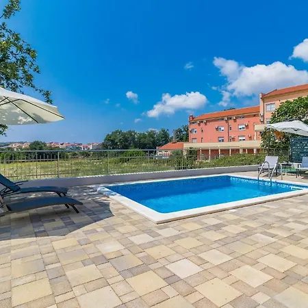 Four-bedroom Holiday In Pula
