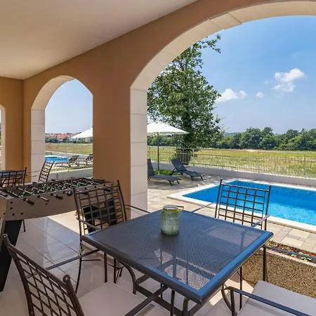Four-bedroom Holiday In プーラ