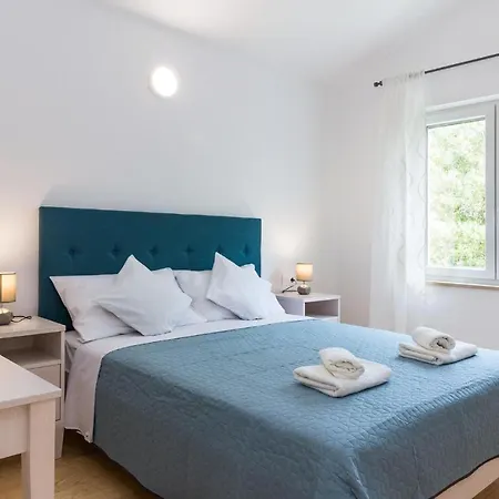 別荘 Four-bedroom Holiday In プーラ