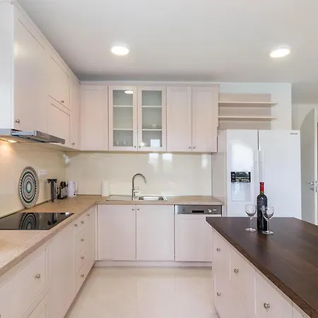 Four-bedroom Holiday In Vikendica Pula